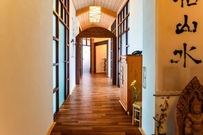 Salas de tratamiento para parejas, sauna y tina de hidromasaje 