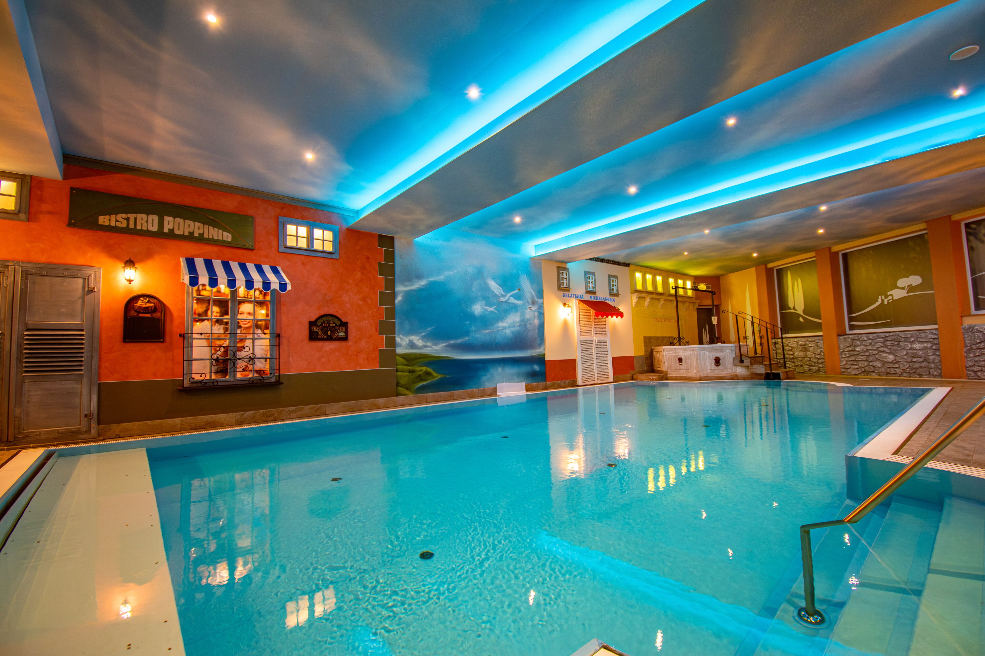 Piscina interna, piscina externa sazonal, guarda-sóis, espreguiçadeiras