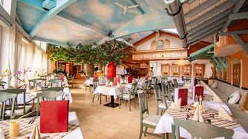 3 restaurants; breakfast, lunch and dinner served