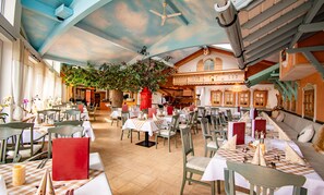3 restaurants; breakfast, lunch and dinner served  - Vital- und Wellnesshotel Albblick (Waldachtal)