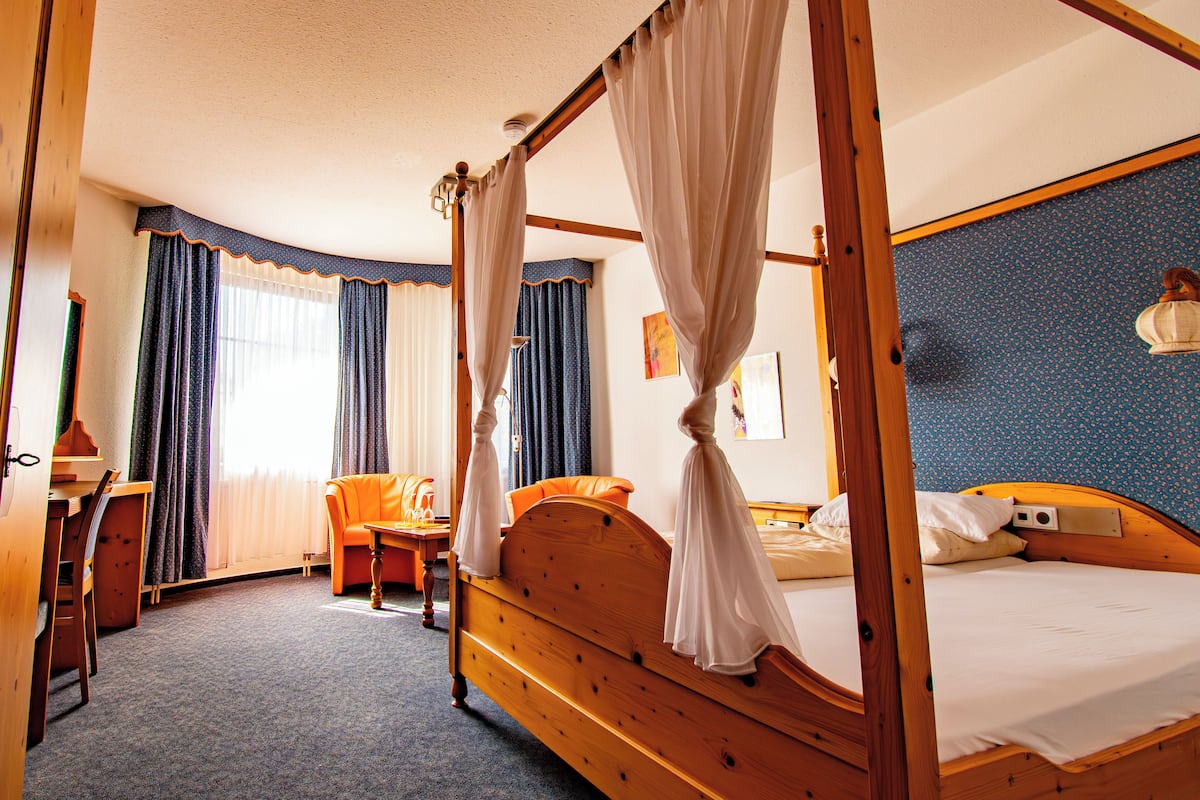 Romantisches Doppelzimmer, 1 King-Bett, Balkon | Hochwertige Bettwaren, Minibar, Zimmersafe, Schreibtisch