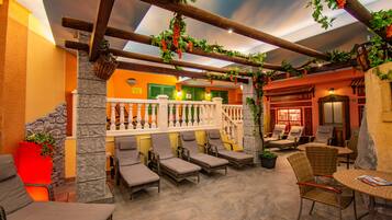 Piscine couverte, piscine extérieure (ouverte en saison)