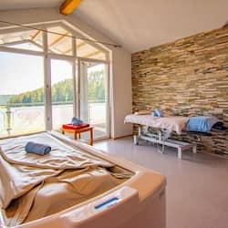 Behandelingskamers voor koppels, een sauna, een bubbelbad, een stoombad