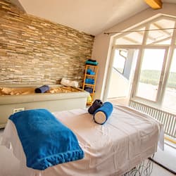Behandelingskamers voor koppels, een sauna, een bubbelbad, een stoombad