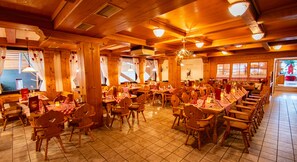3 restaurants, breakfast, lunch, dinner served; German cuisine 