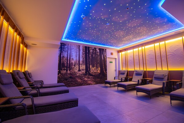 Couples treatment room(s), sauna, hot tub, steam room, body treatments
