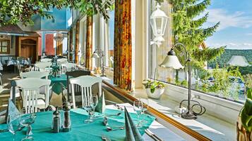 3 restaurants; breakfast, lunch and dinner served