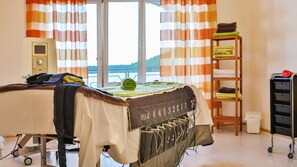 Couples treatment room(s), sauna, hot tub, steam room, body treatments
