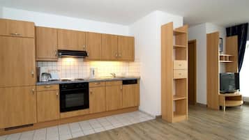 Fridge, coffee/tea maker