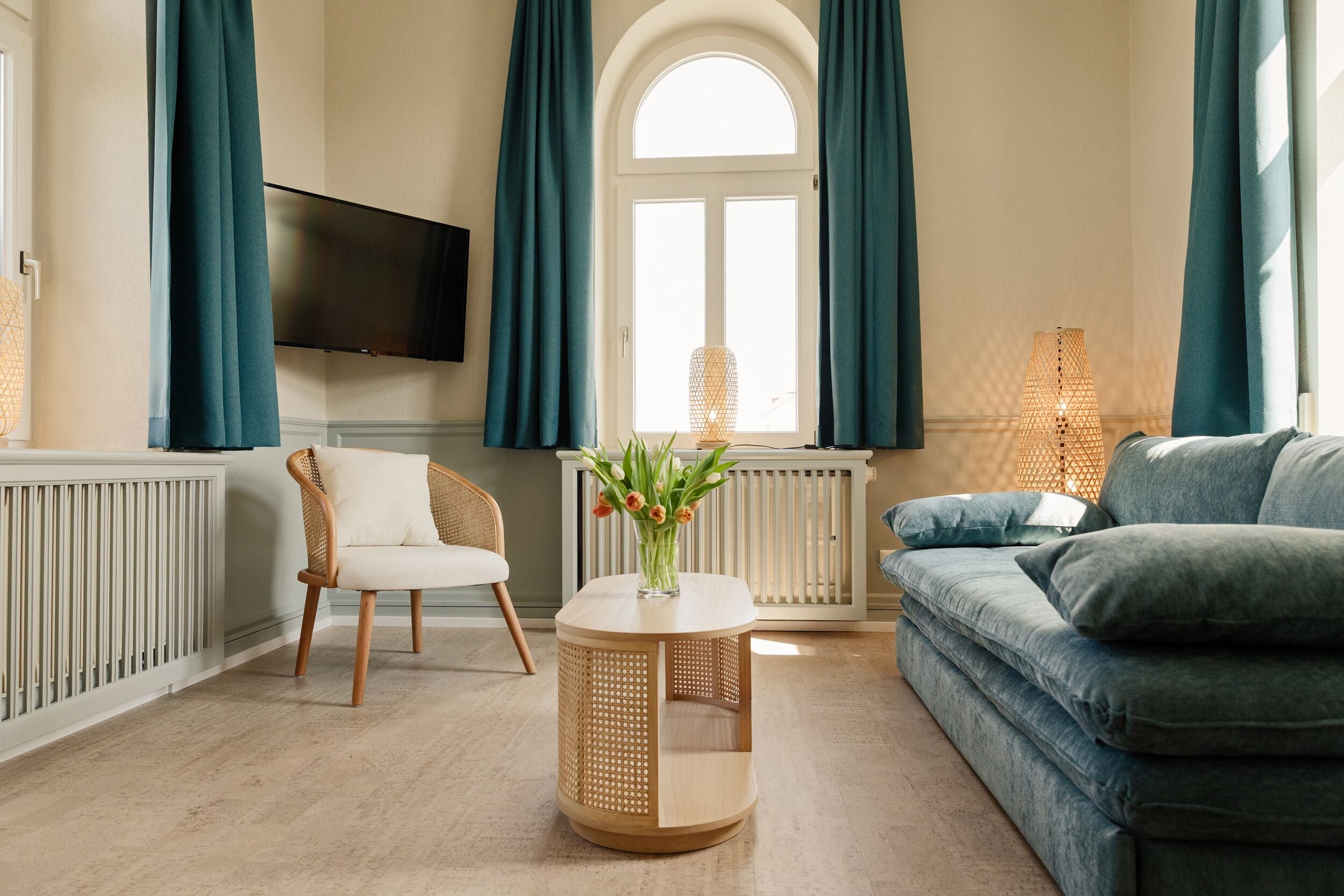 Deluxe Suite | Living area | TV