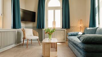 Phòng Suite Deluxe | Khu phòng khách | TV