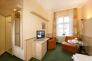 Single Room | Minibar, in-room safe, desk, laptop workspace