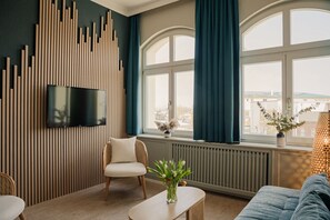 Deluxe Suite | Minibar, in-room safe, blackout curtains, free WiFi