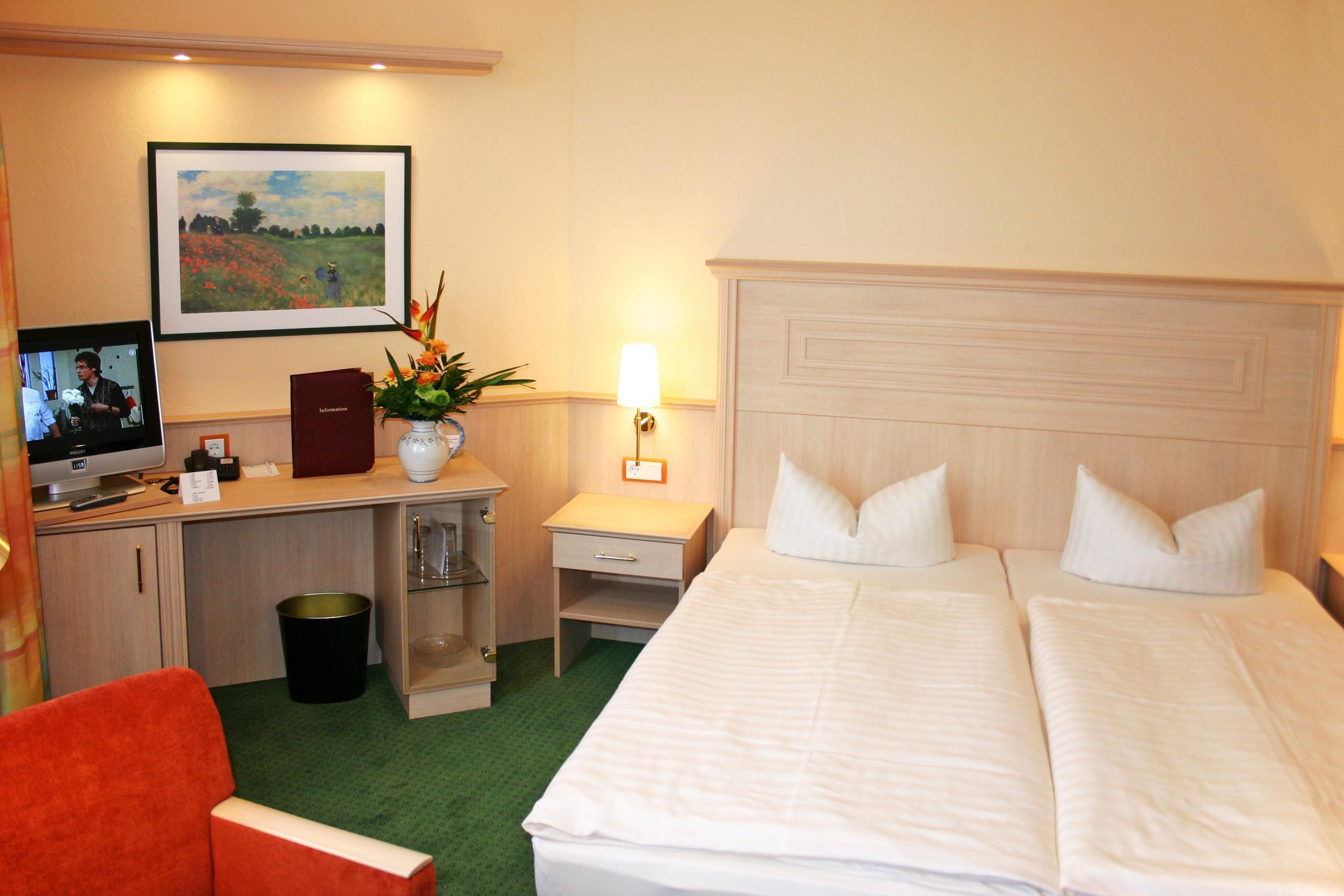 superior double room | living area | tv