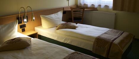 Bureau, rideaux occultants, chambres insonorisées, draps fournis