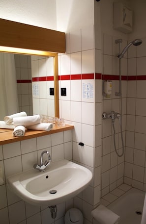 Ducha, secador de pelo y toallas