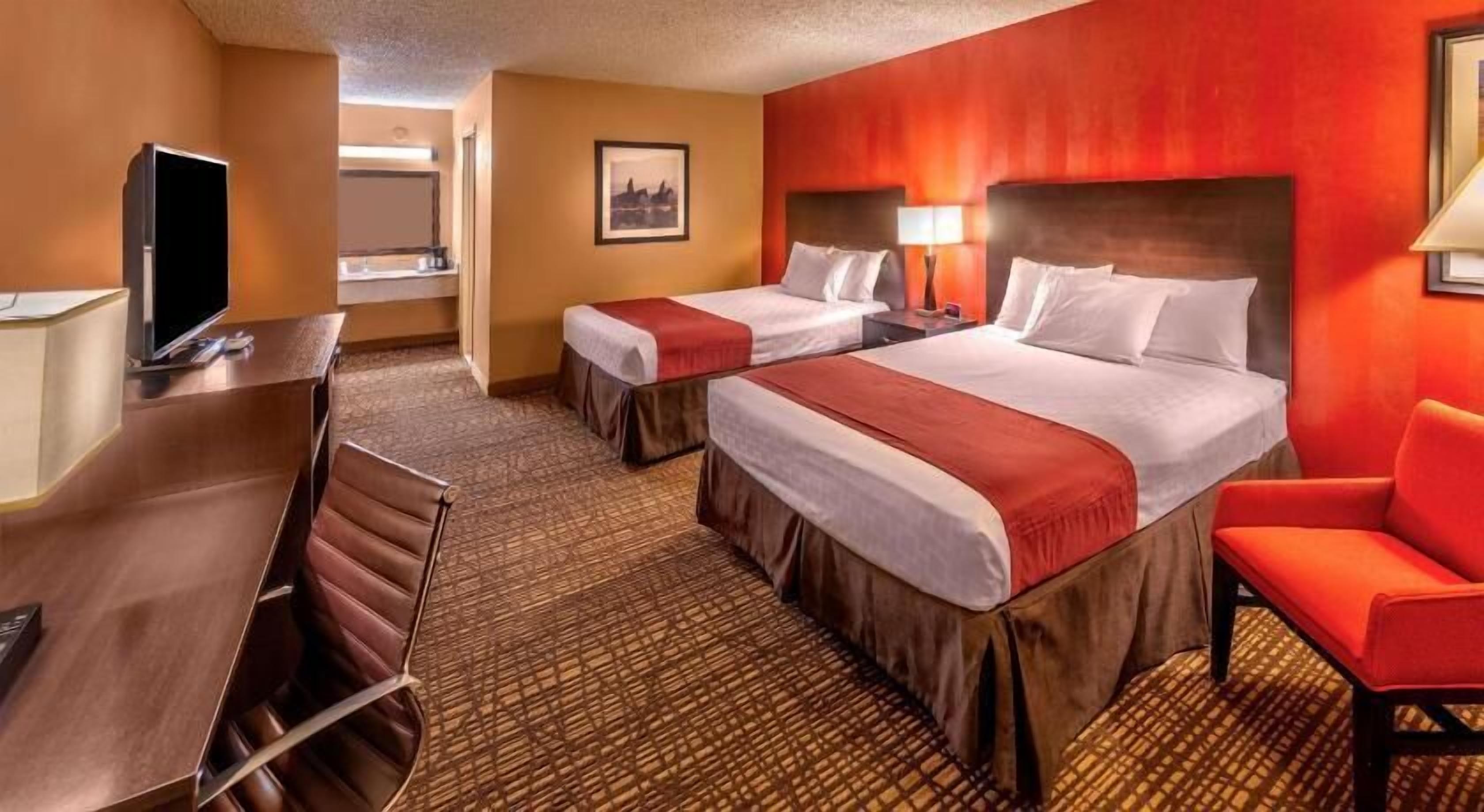 Muebles diferentes, escritorio y espacio para trabajar con laptop 