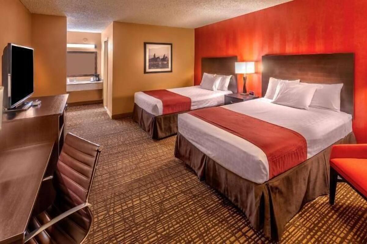 Muebles diferentes, escritorio y espacio para trabajar con laptop