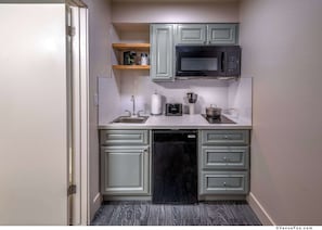 Standard Room, 2 Queen Beds, Non Smoking, Kitchen | Room amenity