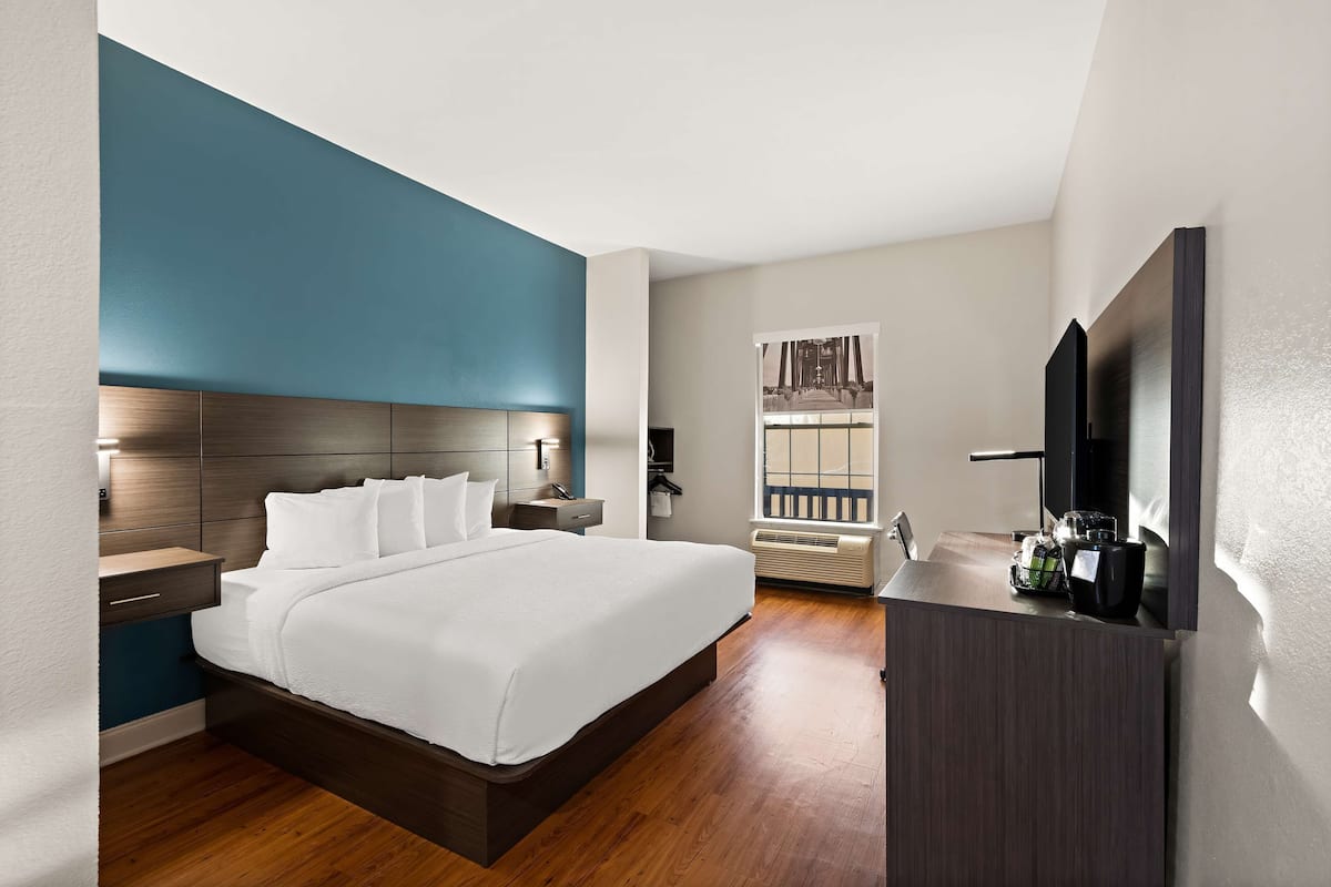 Standard Room, 1 King Bed, Accessible, Non Smoking | Pillowtop beds, desk, laptop workspace, iron/ironing board