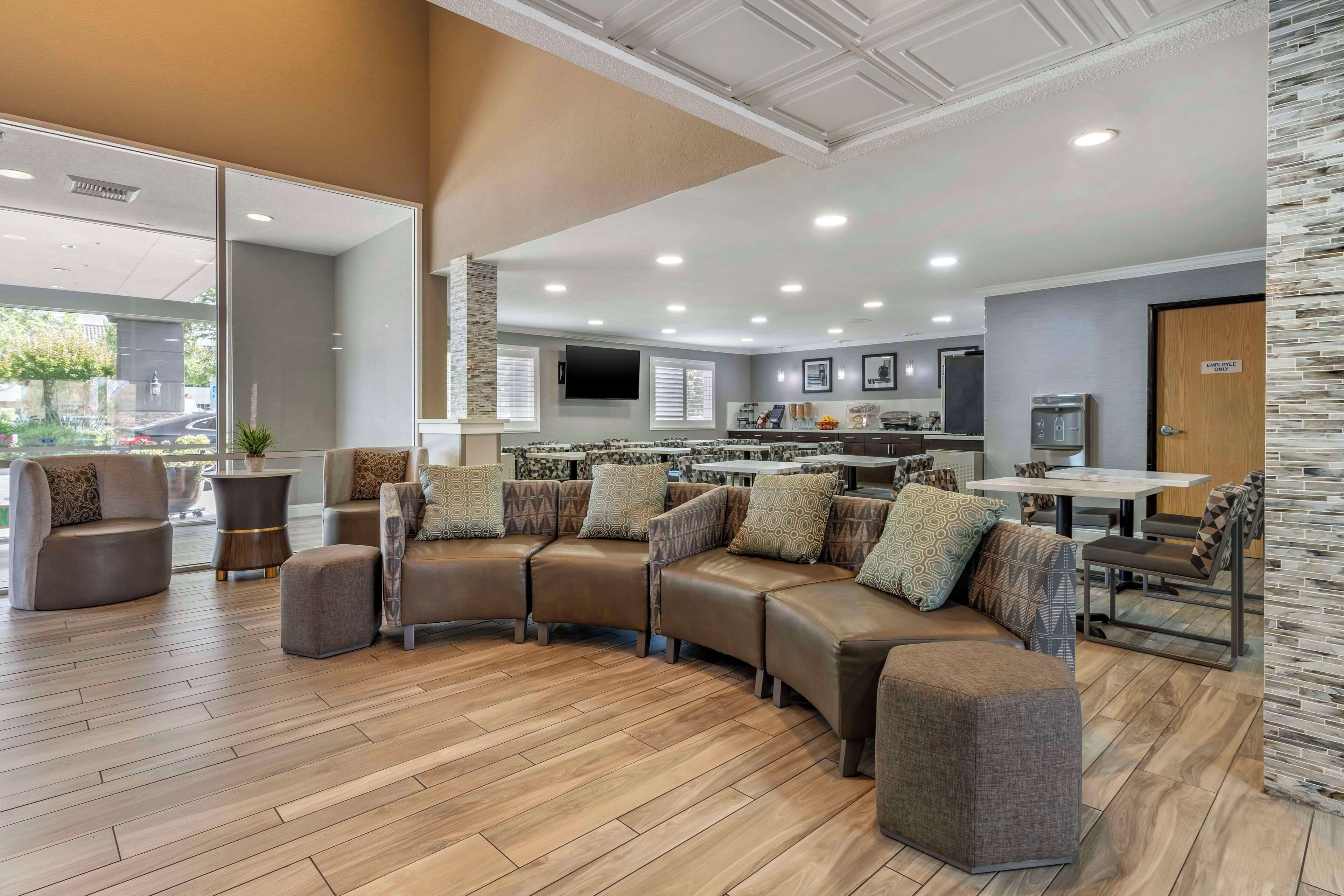 Free continental breakfast 