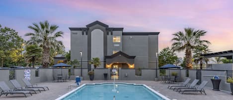 Seasonal outdoor pool, pool loungers