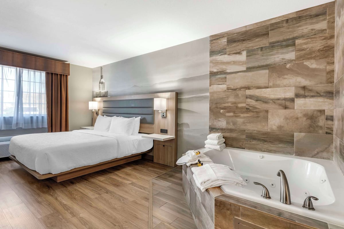 Suite, 1 King Bed, Non Smoking, Jetted Tub