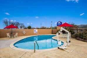 Seasonal outdoor pool - Americas Best Value Inn Ukiah (Ukiah)