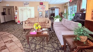Lobby sitting area - Discovery Inn Lafayette Airport I-10 (Lafayette)