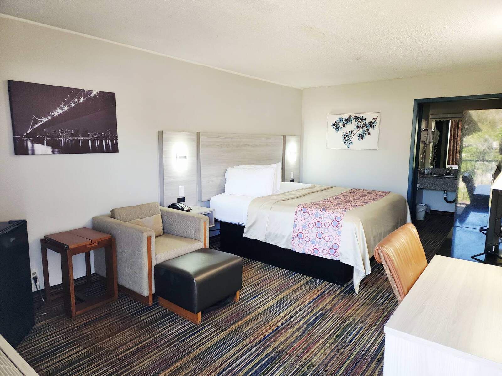 Rom – business, 1 kingsize-seng | 1 soverom, wi-fi (inkludert) og sengetøy