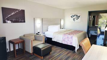 Business Room, 1 King Bed | 1 bedroom, free WiFi, bed sheets