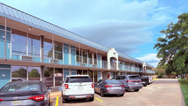 Free self parking - Discovery Inn Lafayette Airport I-10 (Lafayette)