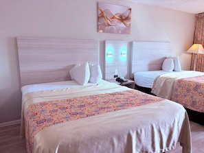Kamar, 2 Tempat Tidur Queen, Bebas Asap Rokok | 1 kamar tidur, meja kerja, Wi-Fi gratis, dan seprai linen