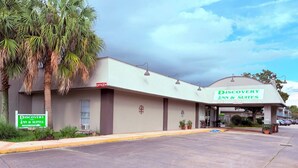 A hotel named 'Discovery Inn & Suites' with a parking lot in front. - Discovery Inn Lafayette Airport I-10 (Lafayette)