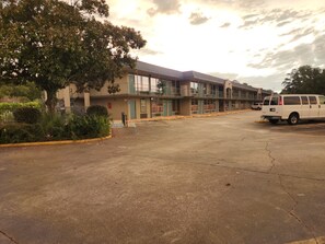 Exterior - Discovery Inn (Lafayette)