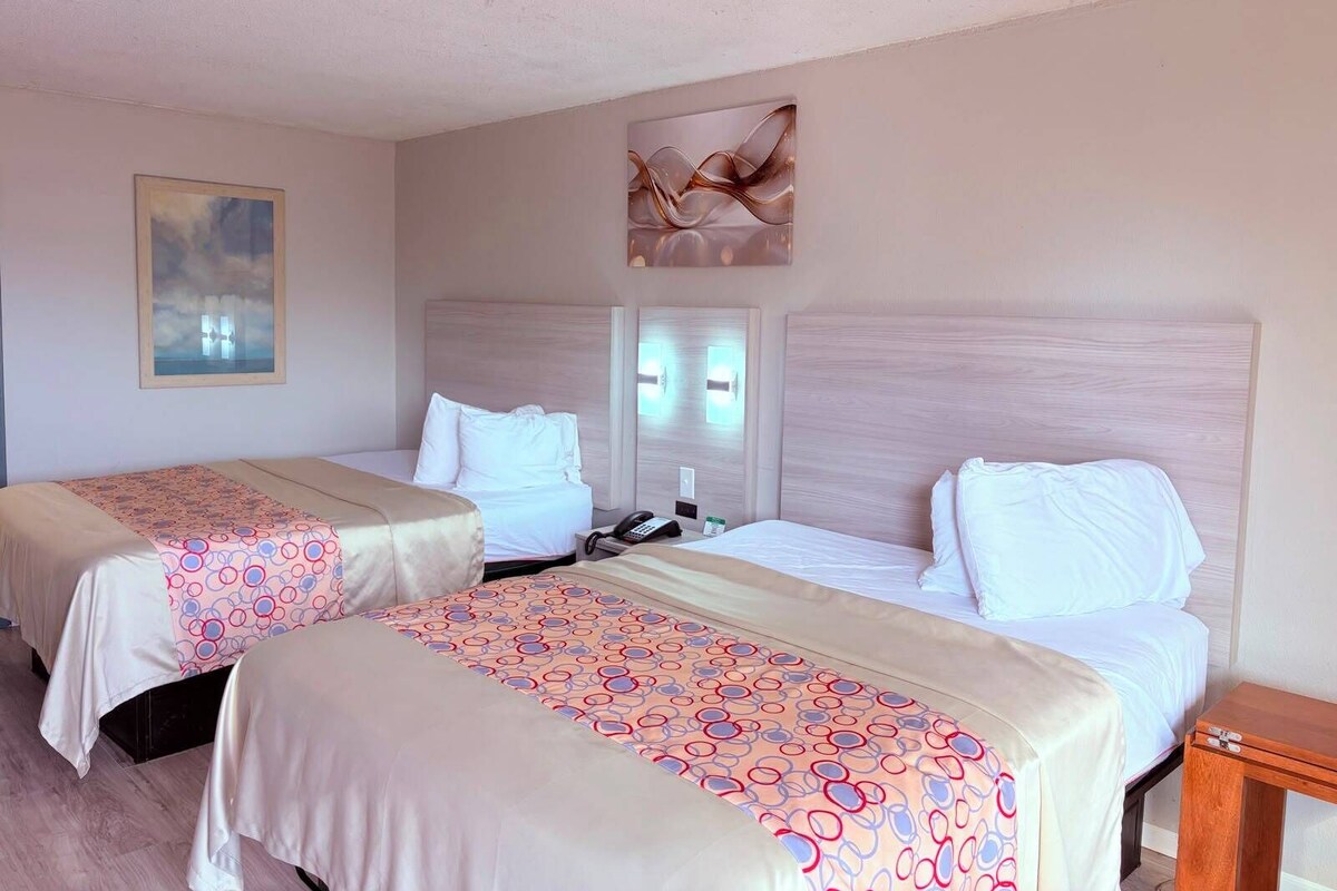 Kamar, 2 Tempat Tidur Queen, Bebas Asap Rokok | 1 kamar tidur, meja kerja, Wi-Fi gratis, dan seprai linen