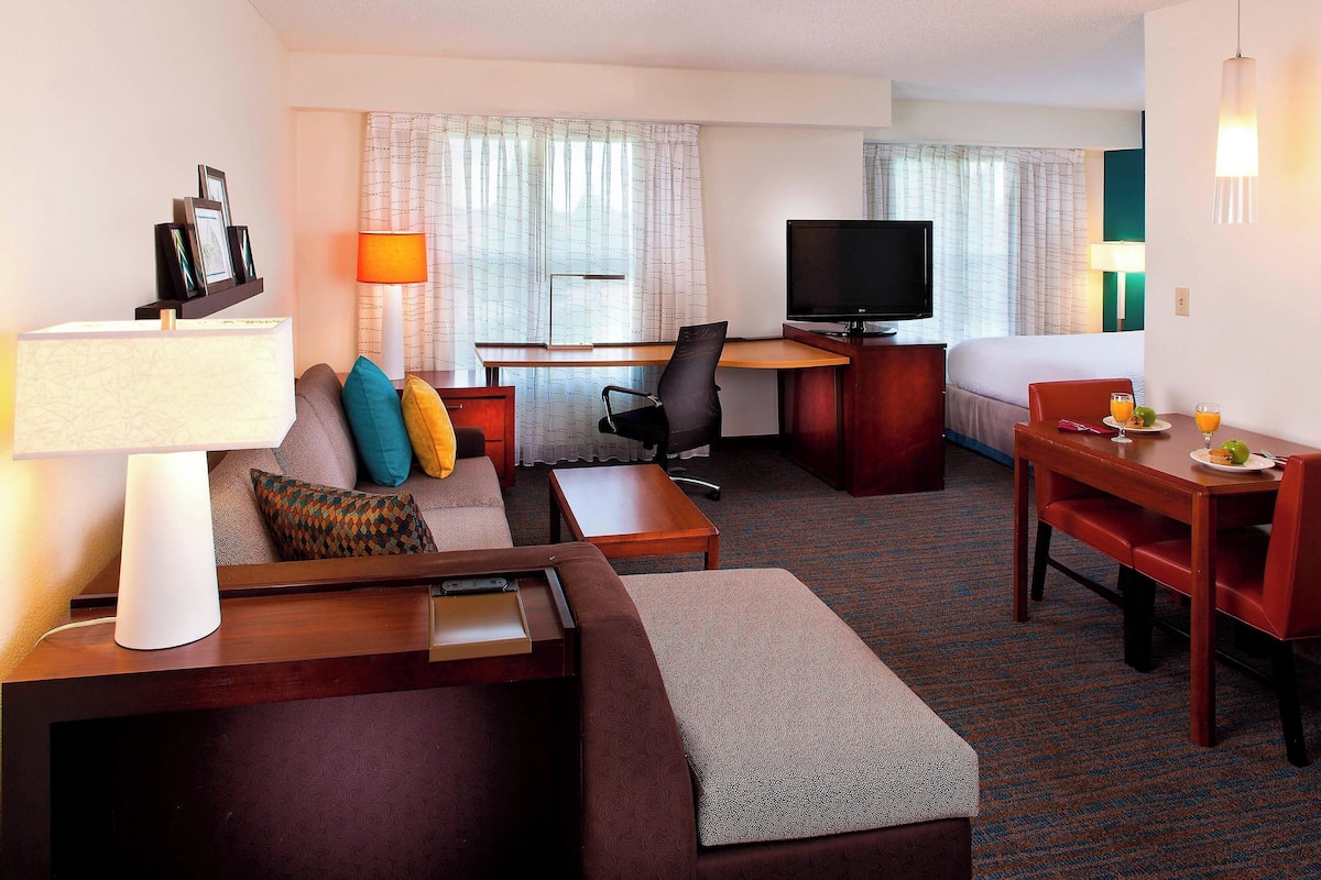 1 bedroom, Egyptian cotton sheets, premium bedding, desk