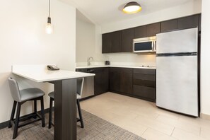Kühlschrank, Mikrowelle, Herdplatte, Geschirrspüler