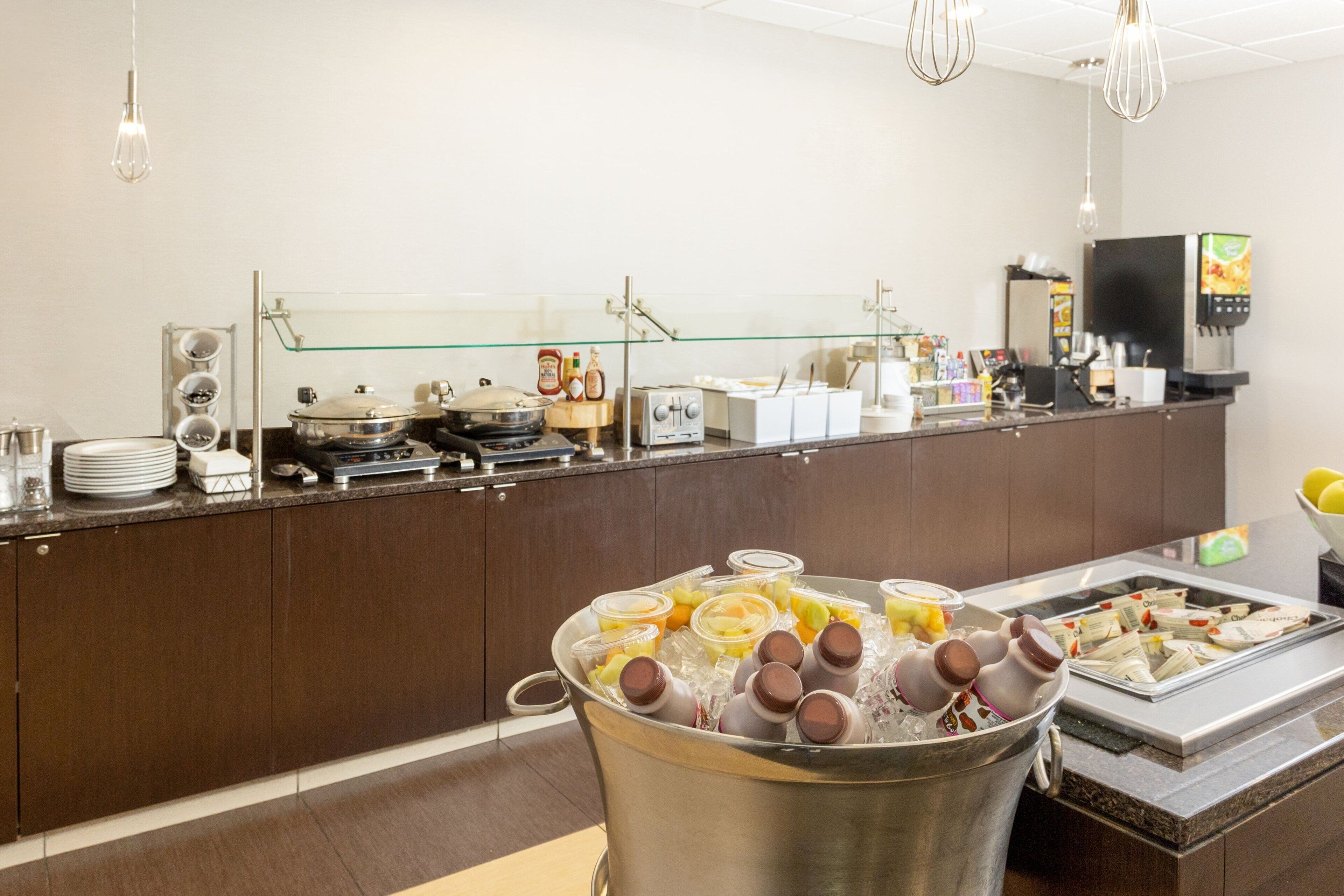 Café da manhã com buffet grátis todos os dias