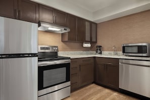 Full-sized fridge, microwave, stovetop, dishwasher