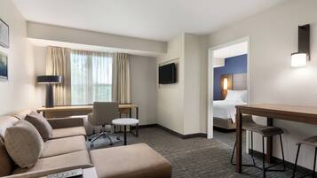 Suite, 1 Schlafzimmer | Wohnbereich | 32-Zoll-Fernseher mit Satellitenempfang