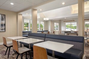 Free daily continental breakfast  - Residence Inn by Marriott Vacaville (Vacaville)