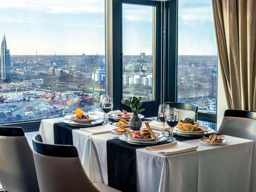 2 restaurantes, é servido café da manhã