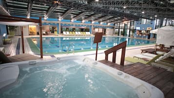 Piscina interna, espreguiçadeiras