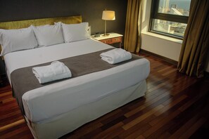 Minibar, caja fuerte, escritorio y cortinas opacas
