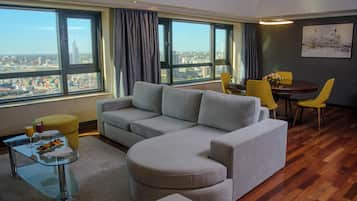 Suite, 1 Queen Bed, Non Smoking (Ambassador) | 1 bedroom, minibar, in-room safe, desk