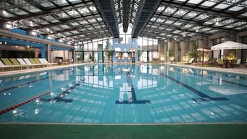 Piscine couverte, chaises longues