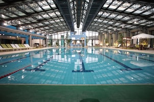 Kolam renang indoor, dengan kursi berjemur