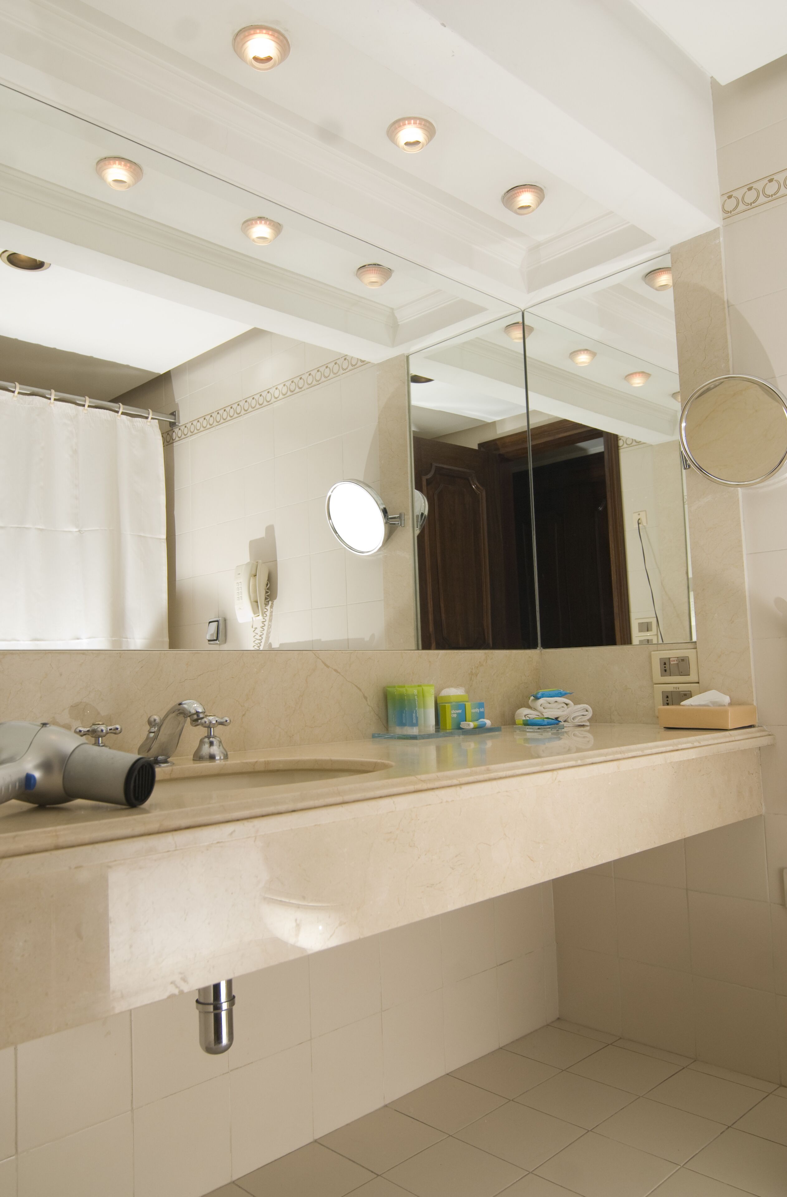 combined shower/bathtub, free toiletries, hair dryer, towels