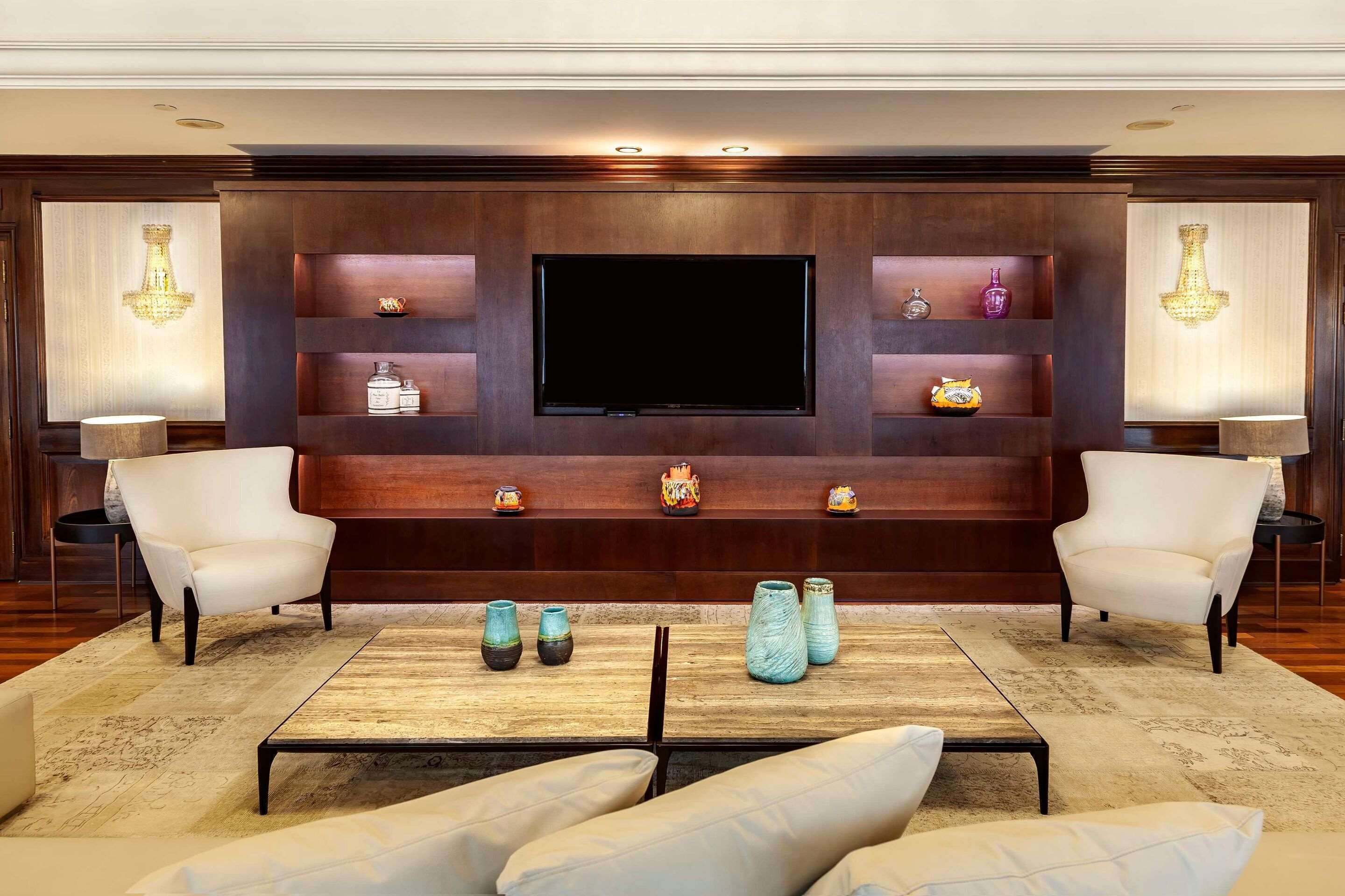 suite, 1 king bed, non smoking | 1 bedroom, minibar, in-room safe, desk